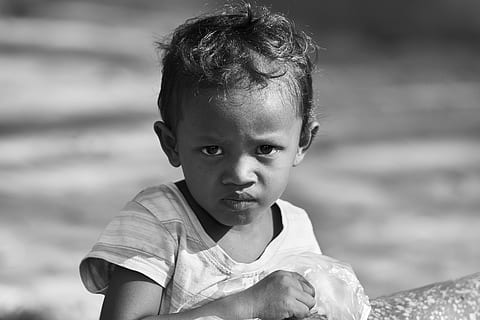 fotografía en escala de grises, niña, cara, retrato, humano, exposición, modelo, niño, en blanco y negro, gente, la inocencia, pequeño, sonreír, ser único, chica bonita, ojos, inocente, expresión, documental, asiático, Camboya, viaje, pobreza, infancia, una persona, inocencia, centrarse en primer plano, ropa casual, gente real, día, hombres, vista frontal, machos, mirando a la cámara, linda, disparo a la cabeza, hembras, mujer, chicas, cara humana, 5K, CC0, dominio público, libre de derechos