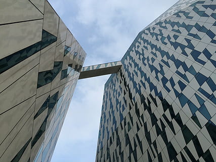hotel, Dinamarca, arquitectura, gratacels, edifici d'oficines, modern, escena urbana, estructura construïda, exterior de l'edifici, ciutat, vista d’angle baix, cel, edifici, núvol - cel, exterior d’edifici d’oficines, oficina, dia, cap gent, naturalesa, alta - alta, a l'aire lliure, patró, reflexió, vidre - material, directament a sota, districte financer, 2K, CC0, domini públic, lliure de regalies