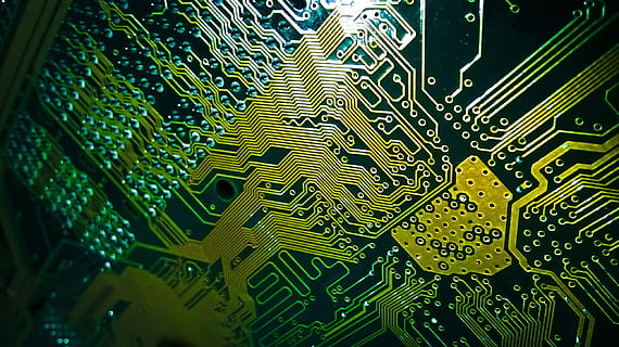 grüne Platine, Computer, Elektronik, Schaltung, Technologie, Laptop, Computertechnologie, Computer Tastatur, Kommunikation, Netzwerk, Information, Computersicherheit, keine Leute, Nahansicht, Muster, Komplexität, grüne Farbe, Verbindung, Hintergründe, Vollbild, Kompliziertheit, Wasser, drinnen, Fokus auf den Vordergrund, selektiver Fokus, nass, Leiterplatte, gebaute Struktur, Elektronik-Industrie, Nacht-, 2K, CC0, gemeinfrei, lizenzfrei
