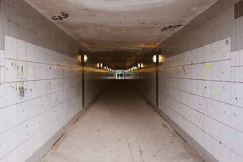 inne i tunnelen, tunellen, annen, tunnel, innendørs, korridor, ingen folk, skitten, arkitektur, veggbyggingsfunksjon, tømme, belyst, veien forover, retning, gulv, belysningsutstyr, bygget struktur, synkende perspektiv, bygning, tak, flis, undergrunnsbanen, arkade, offentlig transport, gangsti, lys, flislagt gulv, underjordisk gangvei, undergangen, 4K, CC0, offentlig domene, opphavsrett gratis
