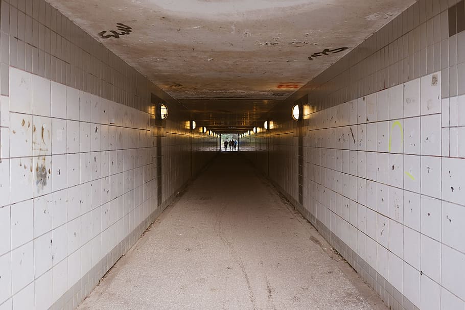 inne i tunnelen, tunellen, annen, tunnel, innendørs, korridor, ingen folk, skitten, arkitektur, veggbyggingsfunksjon, tømme, belyst, veien forover, retning, gulv, belysningsutstyr, bygget struktur, synkende perspektiv, bygning, tak, flis, undergrunnsbanen, arkade, offentlig transport, gangsti, lys, flislagt gulv, underjordisk gangvei, undergangen, 4K