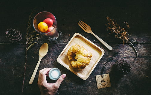 croissant, pane, display, tavolo, bicchiere, frutta, cibo, etichetta, mano, di legno, cucchiaio, cibo e bevande, freschezza, direttamente sopra, al forno, mangiare sano, cibo dolce, vista dall'alto, dolce, bere, utensile da cucina, in casa, benessere, ingrediente, mela - frutto, buio, pasto, rinfresco, prima colazione, 4K, CC0, dominio pubblico, privo di copyright