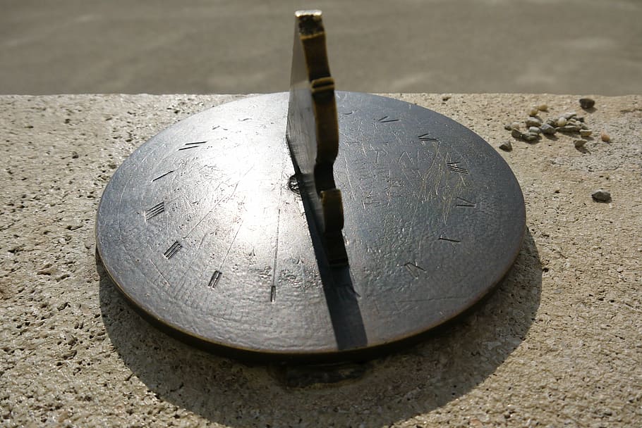 meridiana, orologio, pointer, sole, tempo che indica, avvicinamento, vista dall'alto, nessuno, metallo, giorno, natura, luce del sole, natura morta, ombra, forma, concentrarsi sulle conoscenze acquisite, all'aperto, forma geometrica, cerchio, singolo oggetto, terra, sabbia, vecchio, precisione, Colore bianco, 2K