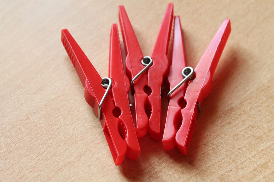 clothespins, สีแดง, ที่หนีบ, พลาสติก, ตาราง, ในบ้าน, ยังมีชีวิตอยู่, ไม่มีคน, ใกล้ชิด, มุมมองมุมสูง, ไม้ - วัสดุ, หนีบผ้า, อุปกรณ์สำนักงาน, สำนักงาน, กลุ่มวัตถุขนาดใหญ่, กรรไกร, มุ่งเน้นไปที่เบื้องหน้า, ศิลปะและงานฝีมือ, ด้านบนโดยตรง, วัตถุสองชิ้น, อุปกรณ์, กลุ่มวัตถุ, ความคิดสร้างสรรค์, เครื่องเย็บกระดาษ, 1080P