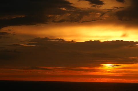 Sonnenuntergang, Ozean, Dämmerung, Wolken, orangeroter Himmel, dunkle Wolken, romantisch, Sonnenstrahlen, Dunkelheit, Abend, Remanenz, Entspannung, abendstimmung, Natur, Himmel, lodernder Himmel, seelandschaft, Frankreich, Cote d'Azur, wolke - himmel, Schönheit in der Natur, Szenen - Natur, Wasser, Ruhe, orange Farbe, Meer, Dramatischer Himmel, Horizont, ruhige Szene, idyllisch, keine Leute, Horizont über Wasser, Sturm, Atmosphäre, draußen, dunkel, 2K, CC0, gemeinfrei, lizenzfrei