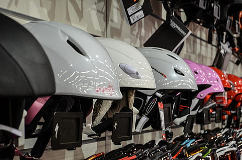 cascos, invierno, esquí, exposición, tienda, compras, comprar, negocio, ropa, modo de transporte, transporte, nadie, vehículo aéreo, avión, estacionario, en una fila, de cerca, día, coche, vehículo terrestre, colgando, Vehículo de motor, al aire libre, enfoque selectivo, centrarse en primer plano, cabina, seguridad, tecnología, industria aeroespacial, 2K, CC0, dominio público, libre de derechos