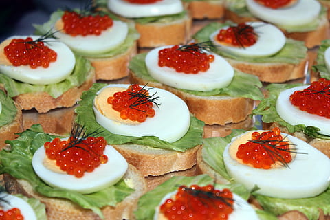 feliat, pâine, greu, fiert, ou, caviar, salată, bufet, bufet rece, mancare si bautura, alimente, prospeţime, fruct, în interior, gata să mănânce, a închide, natură moartă, cadru complet, nici o persoana, mâncat sănătos, selectiv, grup mare de obiecte, fundaluri, căpșună, indulgenţă, bunăstare, mâncare dulce, felie, desert, pizza, ispită, 5K, CC0, domeniu public, fără drepturi de autor