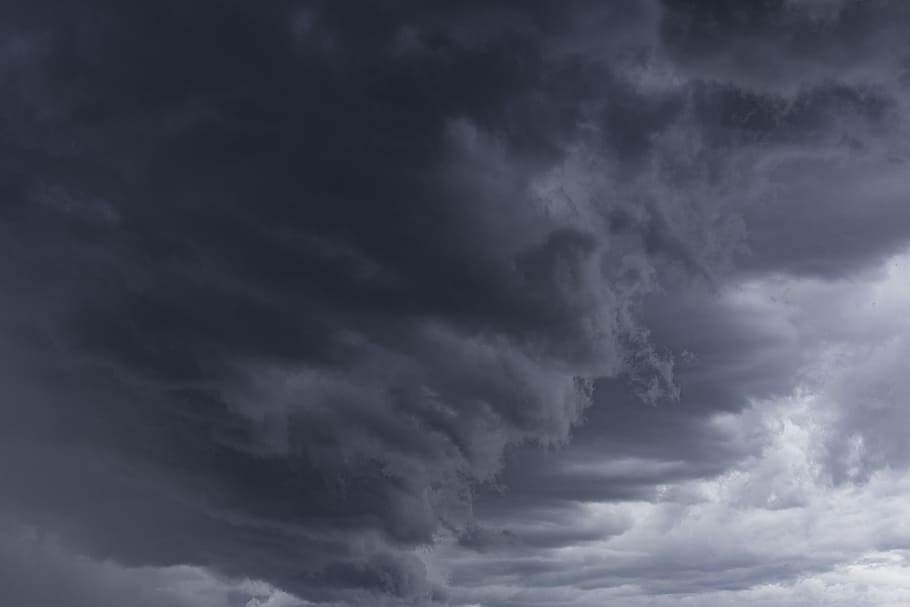 grå sky formation, grå, hvid, dramatisk, himmel, Sky, storm, regn, regnfuld, sky - himmel, tordenvejr, mørk, storm sky, miljø, vind, cloudscape, overskyet, naturkatastrofe, våd, meteorologi, dramatisk himmel, Monsun, baggrunde, natur, kurve, skybrud, ingen mennesker, ekstremt vejr, ildevarslende, udendørs, klima, tornado, depression - sorg, magt i naturen, 5K