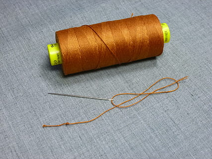 Agulla i fil, bobina, agulla, fil, costura, cosir, pasatemps, teixit, cotó, sastre, artesania, article de costura, brodats, tèxtil, agulla de cosir, material, primer pla, sol objecte, cap gent, a l'interior, dia, natura morta, art i artesania, taula, vista d’angle alt, creativitat, menjar i beguda, menjar, cadena, color taronja, material de fusta, color verd, 2K, CC0, domini públic, lliure de regalies