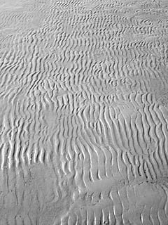 Sandstrand, Muster, Wasser, Sand, Strand, Vollbild, Hintergründe, texturiert, keine Leute, natürliches Muster, Land, Natur, Schönheit in der Natur, Tag, High Angle View, Nahansicht, nass, Wellenmuster, Szenen - Natur, draußen, trockenes Klima, Klima, 2K, CC0, gemeinfrei, lizenzfrei