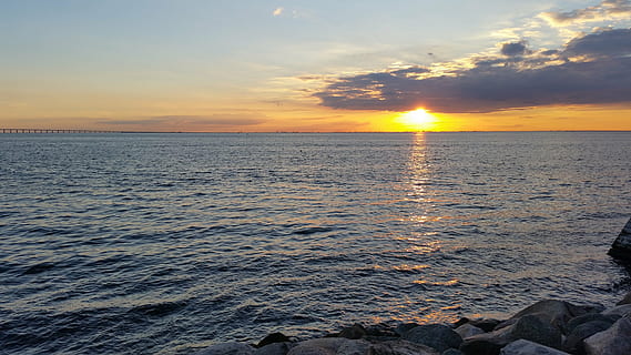 tramonto, vedere, nuvole, oceano, acqua, natura, blu, sole, lago, all'aperto, riflessione, cielo, panoramico, mare, scenics - natura, bellezza nella natura, la tranquillità, orizzonte, orizzonte sull'acqua, scena tranquilla, nuvola - cielo, idilliaco, terra, spiaggia, colore arancione, roccia, paesaggio marino, roccia - oggetto, nessuno, 5K, CC0, dominio pubblico, privo di copyright