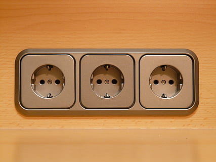 graue 3-Slot-Buchsen, Steckdose, Stecker, Strom, Elektrizität, aktuell, Elektrizität, Stromleitung, Linie, Energie, keine Leute, drinnen, Nahansicht, Tag, Technologie, Kraftstoff- und Stromerzeugung, Netzteil, Holz - Material, Verbindung, Tabelle, Steuerung, in einer Reihe, Wandbau - Funktion, Auslauf, braun, Seite an Seite, Loch, Stillleben, gestalten, Metall, elektrische Ausrüstung, 2K, CC0, gemeinfrei, lizenzfrei