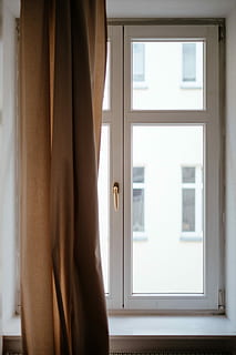 biały, drewniany, oprawiony, Zamknięte, okno, wnętrze, kurtyna, wewnątrz, popołudnie, wnętrze domu, dzień, architektura, żadnych ludzi, pokój domowy, na stojąco, brak, przezroczysty, styl życia, szkło - materiał, światło słoneczne, Natura, wejście, parapet, rama okienna, 4K, CC0, domena publiczna, darmowe zdjęcia