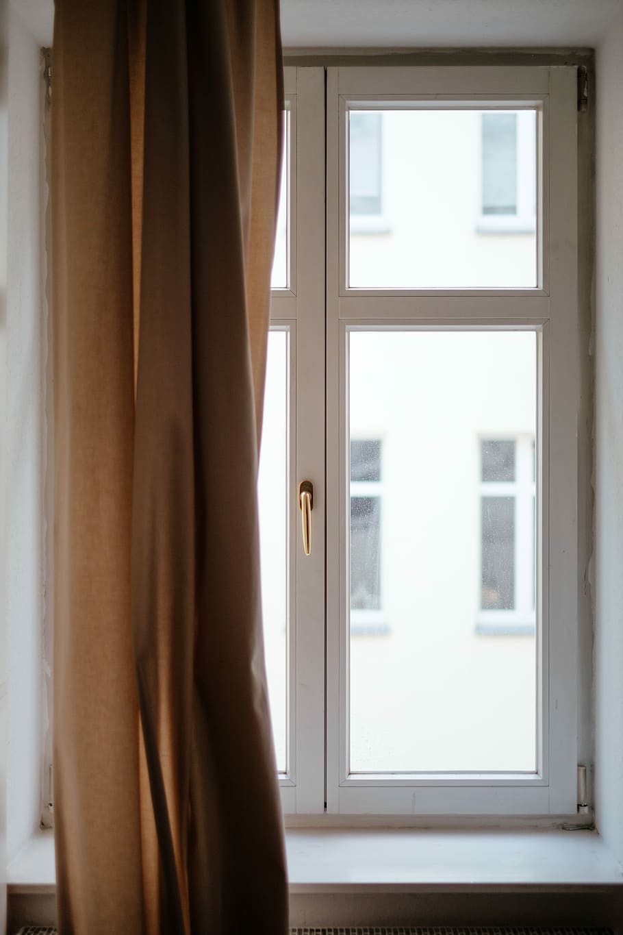 bianca, di legno, incorniciato, chiuso, finestra, interno, tenda, dentro, pomeriggio, in casa, interno di casa, giorno, architettura, nessuno, stanza domestica, in piedi, assenza, trasparente, stili di vita, vetro - materiale, luce del sole, natura, Entrata, davanzale, telaio della finestra, 4K