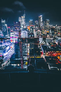 uomo, seduta, sporgenza dell'edificio, di fronte, grattacielo, superiore, vista, notte, paesaggio urbano, skyline urbano, scena urbana, distretto del centro, città, architettura, traffico, illuminato, Asia, esterno dell'edificio, crepuscolo, posto famoso, struttura costruita, attività commerciale, strada, vista aerea, Torre, bangkok, vita di città, destinazioni di viaggio, costruzione, moderno, cielo, quartiere residenziale, natura, all'aperto, alto - alto, edificio per uffici esterno, nessuno, distretto finanziario, vita notturna, 5K, CC0, dominio pubblico, privo di copyright
