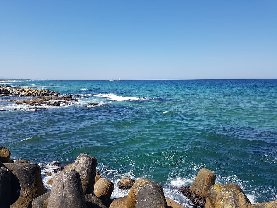 Meer, Wellen, die jetzige, Wasser, Himmel, Horizont, Horizont über Wasser, klarer Himmel, Szenen - Natur, Schönheit in der Natur, Blau, Natur, Strand, Rock, solide, Rock - Objekt, Tag, Land, Sonnenlicht, keine Leute, Bewegung, draußen, Buhne, 4K