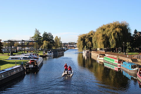 ely canotatge, canotatge, rem, vista sobre el riu, rius, vaixell nàutic, riu, canal, aigua, Països Baixos, gent, transport, manera de transport, cel, arbre, planta, naturalesa, dia, cel clar, arquitectura, davant del mar, estructura construïda, exterior de l'edifici, amarrat, ciutat, a l'aire lliure, embarcacions de passatgers, 5K, CC0, domini públic, lliure de regalies
