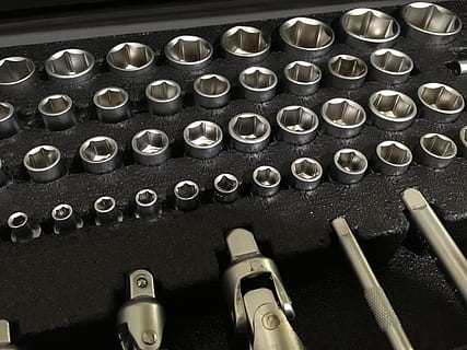 klíč, nástroj, vlašský ořech, gola, tuna, nástroje, kov, mechanik, průmysl, žehlička, šroub, opravit, průmyslový, staromódní, uvnitř, psací stroj, detail, nikdo, přeprava, technologie, sdělení, vysoký úhel pohledu, spojení, hudba, starý, velká skupina objektů, zastaralý, zařízení, umělecká kultura a zábava, Černá barva, podnikání, ciferník, prach, 4K, CC0, veřejná doména, bez autorských práv