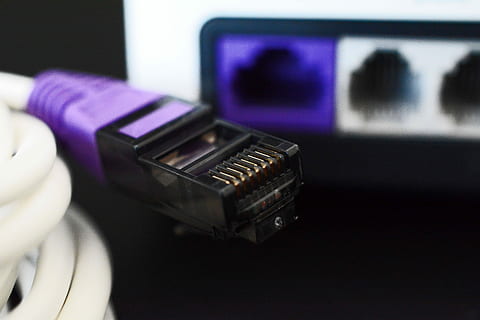 dsl, Stecker, Netzwerkkabel, DSL-Kabel, Kabel, Linie, Internet, Netzwerkverbindung, Technologie, Nahansicht, menschliches Körperteil, drinnen, menschliche Hand, Tag, Fokus auf den Vordergrund, Kommunikation, Retro-Stil, Ausrüstung, lila, Sicherheit, Computer, Verbindung, Schutz, eine Person, obsolet, kabellose Technologie, Kunst, Kultur und Unterhaltung, elektrische Ausrüstung, 4K, CC0, gemeinfrei, lizenzfrei
