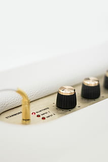 de cerca, foto, blanco, dispositivo bluetooth stanmore, Stanmore, audio, dispositivo de efectos, mandos, selectivo, foto de enfoque, nudo, volumen, altavoz, sistema de sonido, marshall, sonar, música, tecnología, mínimo, oro, brillante, LED, macro, detalle, foto de estudio, Fondo blanco, adentro, copia espacio, nadie, creatividad, naturaleza muerta, sencillez, papel, cinta métrica, dos objetos, cultura de las artes y entretenimiento, número, grupo de objetos, color dorado, enfoque selectivo, amarillo, 4K, CC0, dominio público, libre de derechos