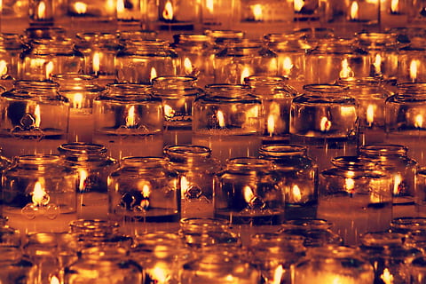 candele, molto vaso, candela, luce, fiamma, fuoco, celebrazione, decorazione, vacanza, notte, lume di candela, buio, ardente, giallo, cera, raggiante, nero, simbolo, religione, amore, luminosa, rosso, bianca, illuminato, spiritualità, rilassamento, splendore, religioso, arancia, Chiesa, memoria, brillante, speranza, bruciare, calore, in casa, vetro - materiale, nessuno, fotogramma intero, riflessione, sfondi, grande gruppo di oggetti, abbondanza, di fila, natura morta, bicchiere, cibo e bevande, preparativi, avvicinamento, messa a fuoco selettiva, trasparente, contenitore, tavolo, luce del tè, bancone da bar, 2K, CC0, dominio pubblico, privo di copyright