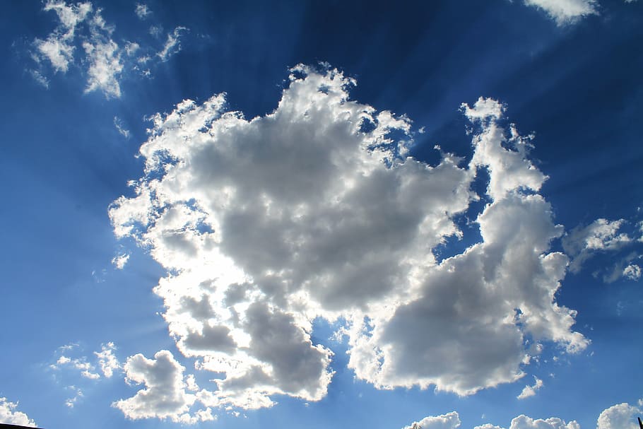 hvid, fluffy, skyer, blå, himmel, sollys, belyst, belysning, lyse, skinnende, skinner, skinne, funkler, mousserende, sølv, stråler, farverig, solrig, dag, atmosfære, luft, højere, overskyet, vejr, natur, sky - himmel, baggrunde, udendørs, cloudscape, sommer, skønhed i naturen, hvid farve, idyllisk, scenics - natur, miljø, ro, rolig scene, vind, dramatisk himmel, ingen mennesker, meteorologi, ren, 4K