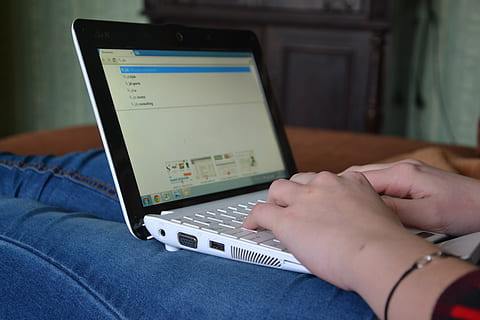 Person, mit, Laptop, Sitzung, Innerhalb, Zimmer, Computer, Computers, Tastatur, Ausrüstung, Elektronik, benutzen, elektronische Geräte, elektronisch, Schreiben, Arbeit, Technologie, Internet, Menschen, kabellose Technologie, menschliche Hand, menschliches Körperteil, Verbindung, eine Person, Hand, Kommunikation, drinnen, mit laptop, echte Menschen, Computernetzwerk, Erwachsene, Möbel, Frau, Nahansicht, Körperteil, Jeans, Surfen im Internet, 2K, CC0, gemeinfrei, lizenzfrei