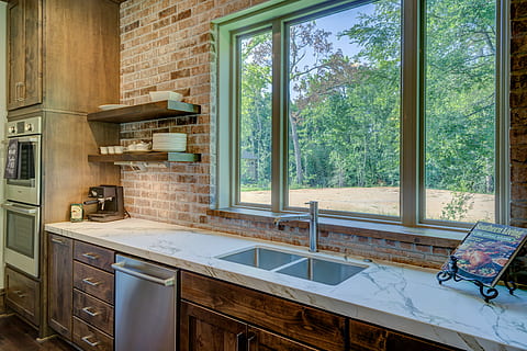 graue Stahlspüle, Küche, sinken, High End, Wohngebäude, drinnen, modern, Haus, die Architektur, Wasserhahn, Wohnhaus, Fenster, Haushaltsküche, Luxus, Design, keine Leute, Wohnraum, Wohnung, Fliese, Küchentisch, Zuhause, Möbel, Tag, Haushaltsausstattung, Holz - Material, Tabelle, Hauptschaukasteninnenraum, Spüle, Bodenbelag, Kabinett, 5K, CC0, gemeinfrei, lizenzfrei