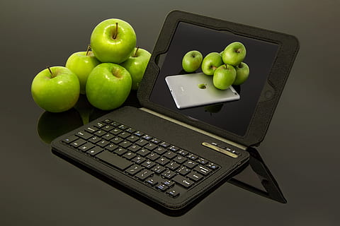 schwarz, Tablette, berechnen, Tastatur, Außerdem, Grün, Äpfel, Apple Ipad, Internet, Kommunikation, Netz, Verbindung, Handy, Mobiltelefon, Berührungsempfindlicher Bildschirm, Griffin-Tastatur, Mobilität, Digital, Gerät, kabellos, Daten, Computer, Geschäft, Technologie, gesundes Essen, Essen und Trinken, Lebensmittel, Wohlbefinden, Obst, Apfel - Frucht, drinnen, grüne Farbe, kabellose Technologie, Tabelle, Apfel, Frische, Studioaufnahme, keine Leute, Laptop, High Angle View, schwarzer Hintergrund, Snack, 5K, CC0, gemeinfrei, lizenzfrei