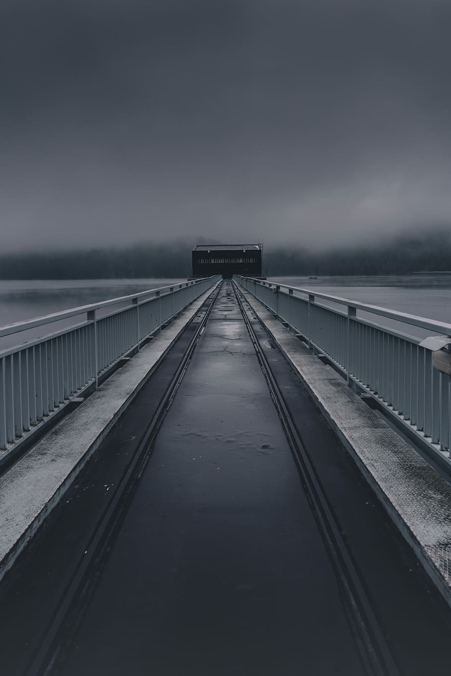 bro, regnfuld, vejr, grå beton dock, bygning, arkitektur, struktur, tåge, himmel, vejen frem, forbindelse, vand, natur, transportmidler, retning, bygget struktur, faldende perspektiv, ingen mennesker, bro - menneskeskabt struktur, rækværk, forsvindingspunkt, rolig scene, ro, udendørs, lang, 5K