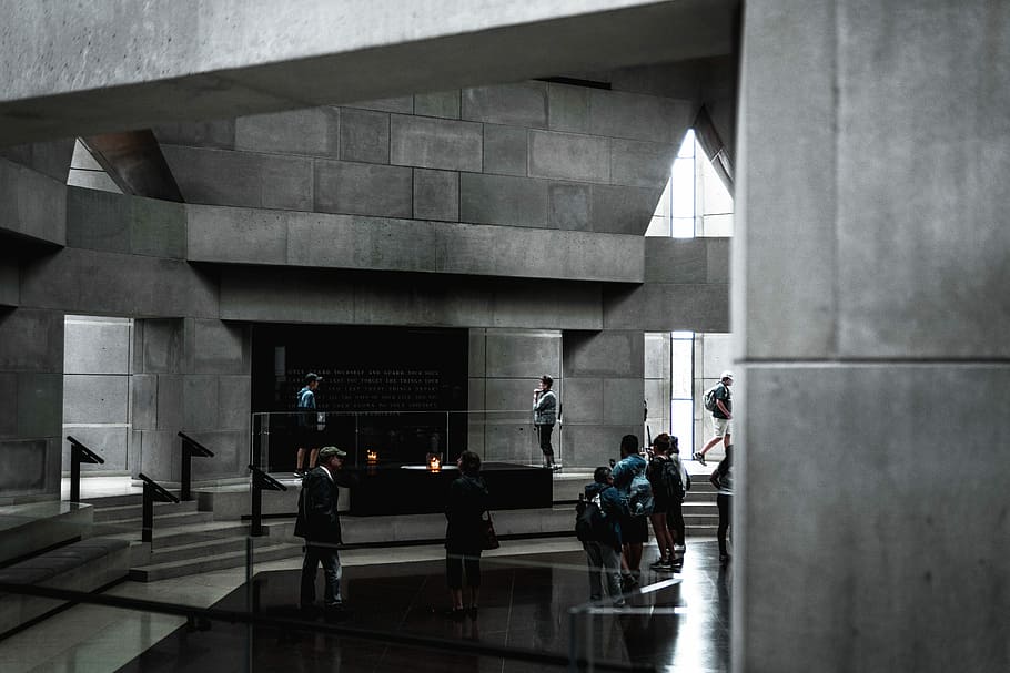foto, gent, edifici, endins, gris, museu, passos, pedra, maó, arquitectura, estructura, dc, Washington dc, holocaust, persona, foc, memorial, la vida, grup de persones, estructura construïda, homes, persones reals, dones, adult, exterior de l'edifici, ciutat, estils de vida, transport, columna arquitectònica, caminar, dia, viatjar, pont - estructura feta per l'home, pont, a l'aire lliure, esperant, 5K