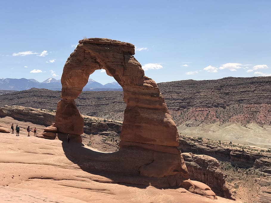 arc, moab, arcs, rock, rock - object, formació de roca, sòlid, cel, destinacions de viatge, geologia, geografia física, viatjar, naturalesa, escena no urbana, bellesa a la natura, escenics - natura, llum solar, dia, arc natural, turisme, tranquil·litat, escena tranquil·la, cap gent, clima, clima àrid, erosionat, a l'aire lliure, civilització antiga, gres, pila de roca, 4K