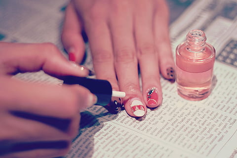 Frau, bewirbt sich, Nagel, Polieren, Hände, Nagelpolitur, menschliche Hand, Maniküre, Nahansicht, Fingernagel, Menschen, Frauen, menschliches Körperteil, menschlicher Finger, Hand, Körperteil, Erwachsene, Finger, Beauty-Produkt, roter Nagellack, selektiver Fokus, Flasche, Container, Fingernägel malen, Nagel Kunst, Wirtschaft, 1080P, CC0, gemeinfrei, lizenzfrei