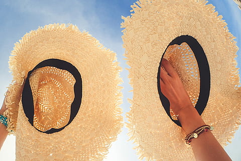 dva, kolo, hnědý, sunhats, dvě kola, ženy, čepice, letní, móda, žen, lidé, prázdnin, detail, část lidského těla, den, uvnitř, jedna osoba, lidské ruky, ruka, dospělý, hospodářství, slunečního světla, náramek, část těla, Příroda, skutečných lidí, přistát, volnočasové aktivity, zaměřit se na popředí, 1080P, CC0, veřejná doména, bez autorských práv