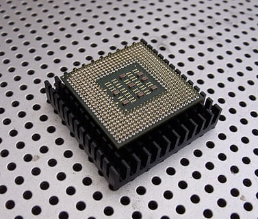 ordinateur, central, unité de traitement, puce électronique, circuit, La technologie, planche, processeur, numérique, Matériel, électronique, composant, équipement, pc, carte mère, CPU, système, électrique, microprocesseur, intégré, Les données, microcircuit, bit, réseau, serveur, condensateur, fermer, à l'intérieur, modèle, personne, puce informatique, vue grand angle, nature morte, métal, couleur noire, partie informatique, arrière-plans, forme, équipement informatique, circuit imprimé, Forme géométrique, directement au-dessus, plein cadre, grand groupe d'objets, table, couleur argentée, composant électrique, 2K, CC0, domaine public, libre de droits