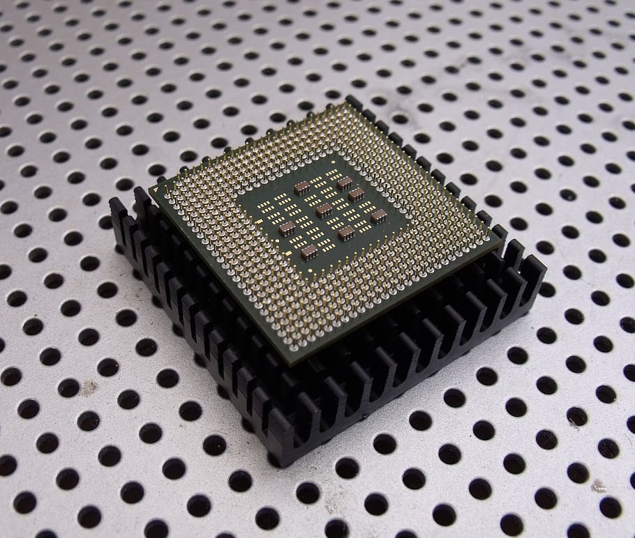 ordinateur, central, unité de traitement, puce électronique, circuit, La technologie, planche, processeur, numérique, Matériel, électronique, composant, équipement, pc, carte mère, CPU, système, électrique, microprocesseur, intégré, Les données, microcircuit, bit, réseau, serveur, condensateur, fermer, à l'intérieur, modèle, personne, puce informatique, vue grand angle, nature morte, métal, couleur noire, partie informatique, arrière-plans, forme, équipement informatique, circuit imprimé, Forme géométrique, directement au-dessus, plein cadre, grand groupe d'objets, table, couleur argentée, composant électrique, 2K
