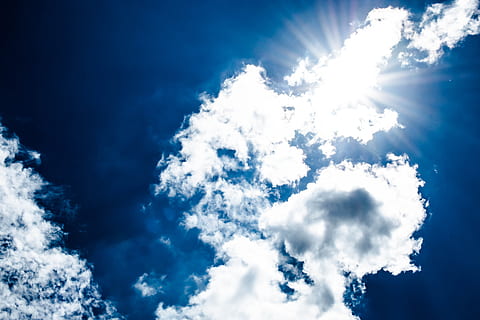 sole, cielo, nuvole, estate, blu, luminosa, all'aperto, giorno, soleggiato, luce del sole, luce, Cloudscape, nuvola - cielo, Colore bianco, natura, scenics - natura, bellezza nella natura, ambiente, raggio di sole, idilliaco, sfondi, Paradiso, la tranquillità, vento, atmosfera, meteorologia, nessuno, astratto, sfondi astratti, 5K