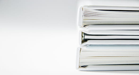 tumpukan, tebal, folder, putih, permukaan, tiga, softbounds, hardbound, buku, Book, kertas, dokumen, bisnis, tidak ada orang, mengajukan, menyalin ruang, kantor, dalam ruangan, sekelompok besar objek, tembakan studio, latar belakang putih, merapatkan, memotong, sekelompok objek, data, persediaan kantor, masih hidup, kosong, memesan, 4K, CC0, domain publik, bebas royalti