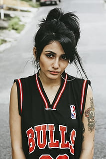 žena, Černá, býčí dres, horní, nošení, V-neck chicago býků dres, krk, býci chicago, trikot, ženy, lidé, venku, jedna osoba, žen, mladého dospělého, portrét, kavkazského etnika, pas nahoru, pouze jedna žena, při pohledu na fotoaparát, skutečných lidí, Mladá žena, čelní pohled, životního stylu, volnočasové aktivity, krásná žena, stojící, krása, neformální oblečení, zaměřit se na popředí, vlasy, účes, den, 2K, CC0, veřejná doména, bez autorských práv
