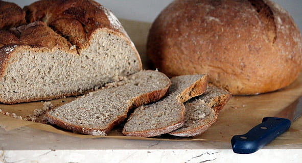 brød, bagt, skære, kniv, bager, skære, kniv, Afslut, sprød, frisch, hjemmelavet, hvide brød kager, selv bagt, brød brød, mad, crusty, bondens brød, bageri, bagt brød, klæde, bage, salt, mad og drikke, fuld hvede, sund kost, friskhed, velvære, tæt på, indendørs, stilleben, ingen mennesker, hvede, bord, Brunt brød, fuldkorn, Brun, skive, morgenmad, 4K, CC0, offentligt domæne, royaltyfrie