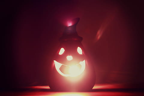 zucca, Jack, o, lampada da scrivania, raggiante, buio, illuminato, attrezzatura per l'illuminazione, Halloween, luce - fenomeno naturale, notte, decorazione, sfondi, lanterna, lampada elettrica, rosso, nessuno, in casa, avvicinamento, candela, girato in studio, celebrazione, riflettore, copia spazio, singolo oggetto, ombra, ardente, sfondo nero, luminosità, 1080P, CC0, dominio pubblico, privo di copyright