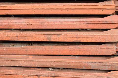 Überdachung, Fliese, Stapel, schließen, klingen, rot, verbrannt, Hintergründe, Industrie, Muster, keine Leute, Vollbild, Holz - Material, texturiert, Wiederholung, Tag, Wandbau - Funktion, braun, Nahansicht, die Architektur, Brett, Holz, in einer Reihe, draußen, gebaute Struktur, orange Farbe, verwittert, alt, Holzmaserung, gewellt, 5K, CC0, gemeinfrei, lizenzfrei