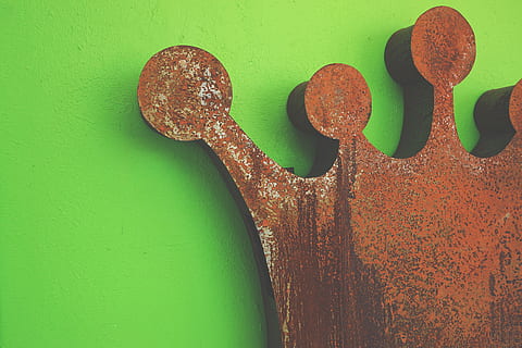 corona, moho, verde, color verde, nadie, pared - característica de la construcción, de cerca, adentro, material de madera, metal, naturaleza muerta, oxidado, creatividad, pared, cuchara, Arte y artesanía, marrón, utensilio de cocina, áspero, texturizado, utensilio para comer, estructura construida, 5K, CC0, dominio público, libre de derechos