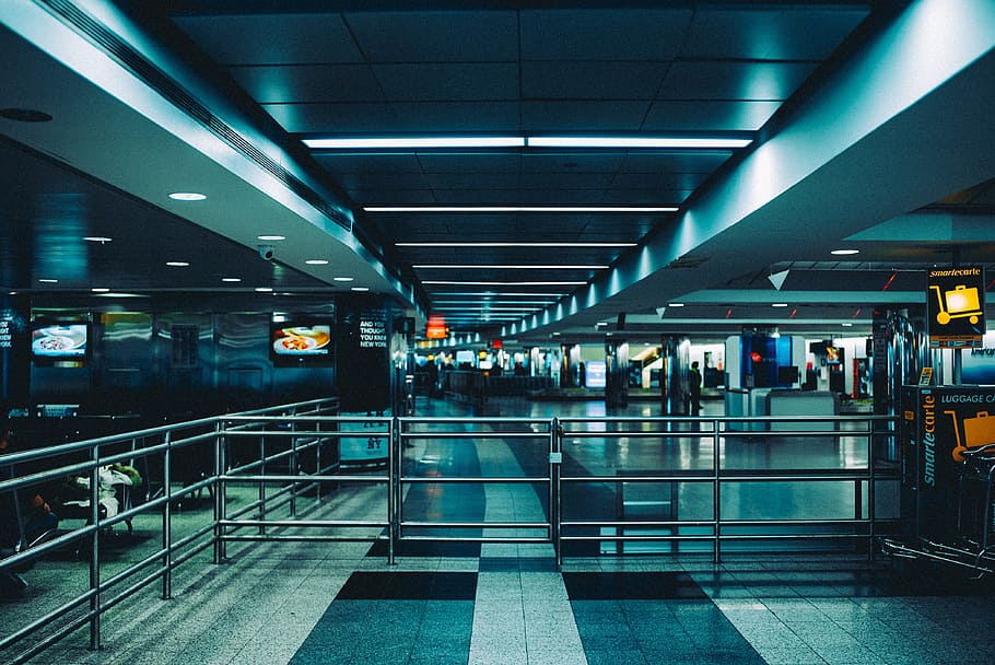 Beleuchtung, Post, stehlen, drücken, Wagen, Stuhl, Menschen, Männer, Frau, Dame, Fernsehen, Reflexion, Fußboden, scheinen, die Architektur, Transport, Flughafen, Reise, Transportmittel, beleuchtet, drinnen, öffentliche Verkehrsmittel, modern, Passagier, Schienenverkehr, Lichtanlage, Eisenbahnstation, Gruppe von Leuten, zufällige Menschen, Decke, Flughafen Abflugbereich, Bahnhof, Stadt, Flughafenterminal, warten, Bodenbelag, Ankunft, 4K