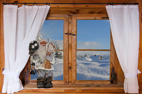 Winter, winterlich, schneebedeckt, Fenster, Holzfenster, Ausblick, Vorhang, Hütte, Winterhütte, Weihnachtsbild, Weihnachtsmann, Schnee, gemütlich, Winterzauber, Tag, die Architektur, Natur, Holz - Material, Kleidung, drinnen, Berg, Himmel, Menschen, Säugetier, Stehen, hängend, 2K, CC0, gemeinfrei, lizenzfrei