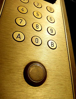Tasten, Winkel, golden, Code, System, Kreativität, Design, Metall, Holz - Material, drinnen, keine Leute, Nahansicht, Tag, Nummer, Kommunikation, Tabelle, Technologie, Druckknopf, Kreis, High Angle View, Stillleben, Geometrische Figur, Text, gestalten, Aufzug, Steuerung, 2K