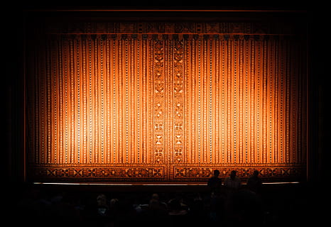 Theaterbühnenfoto, brauner Theatervorhang, Theater, Bühne, Foto, Hintergründe, abstrakt, Technologie, rot, Bühne - Aufführungsraum, Muster, beleuchtet, Vorhang, drinnen, Nacht-, keine Leute, Menge, Gruppe von Leuten, große gruppe von menschen, Kunst, Kultur und Unterhaltung, echte Menschen, Performance, Publikum, die Architektur, Männer, Lebensstile, Frau, Vergnügen, Freizeitbeschäftigung, Nachtleben, aufwendig, 4K, CC0, gemeinfrei, lizenzfrei