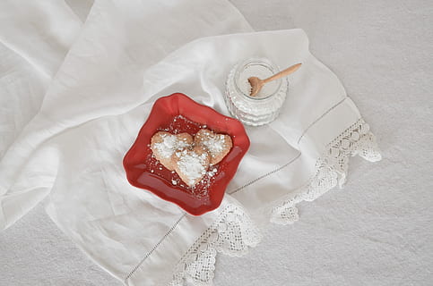 pis, laïc, fotografia, galetes en forma de cor, vermell, placa, galetes marrons, flatlay, fets a casa, cookie, sucre, berenar, menjar i beguda, menjar, directament a sobre, vista d’angle alt, natura morta, menjar dolç, a l'interior, cap gent, frescor, dolç, amor, Color blanc, indulgència, fruita, paper, postres, emoció, emoció positiva, menjar poc saludable, menjar francès, temptació, 4K, CC0, domini públic, lliure de regalies