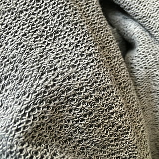 el rerefons, fons, textura, disseny, patró, fons de pantalla, escriptori, omplir, material, tèxtil, cap gent, marc complet, primer pla, roba, a l'interior, gris, suèter, llana, tovallola, roba calenta, natura morta, indústria tèxtil, enfocament selectiu, hivern, centrar-se en primer pla, suavitat, cuir, 2K, CC0, domini públic, lliure de regalies