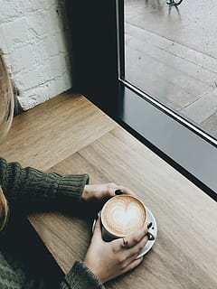 persona, detenzione, cappuccino, Marrone, di legno, scrivania, ceramica, boccale, pieno, caffè, utilizzando, mani, tavolo, latte macchiato, bar, finestra, bere, tazza, caffè - bevanda, rinfresco, tazza di caffè, persone reali, cibo e bevande, una persona, in casa, mano umana, legno - materiale, vista dall'alto, mano, parte del corpo umano, stili di vita, bevanda spumosa, legna, pavimentazione, dito, 2K, CC0, dominio pubblico, privo di copyright